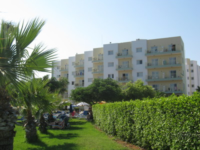 Вид отеля Maistrali со стороны бассейна и моря