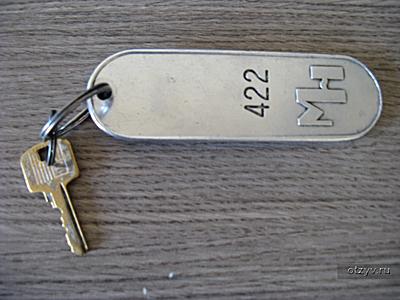 номер закрывается на старый примитивный ключ, причём не закрывается даже на пол оборота ключа в замке.