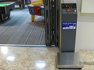 Весы находятся напротив лифтов на 1 этаже. 