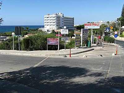 Дорога на пляж. Здесь свернуть налево к пляжу Glyki Nero Beach (Grecian):