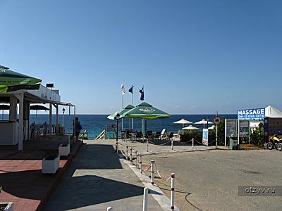 Дорога на пляж. К пляжу Glyki Nero Beach (Grecian) Мимо ресторана Beach Restaurant Maistrali. 