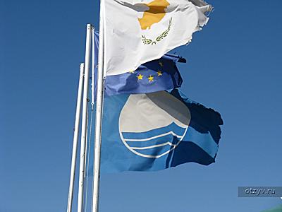Дорога на пляж. У пляжа Glyki Nero Beach (Grecian) - голубой флаг