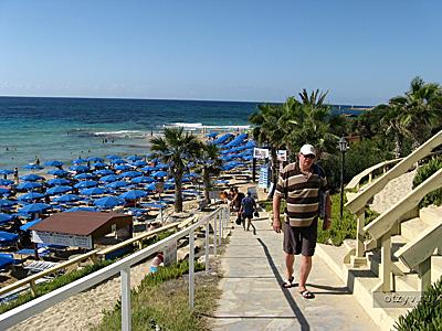 пляж Glyki Nero Beach (Grecian) спуск к пляжу по крутой лестнице. С детской коляской - проблематично,