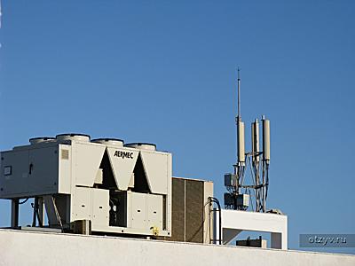 На крыше отеля установлены кондиционеры о ретрансляторы сотовой связи