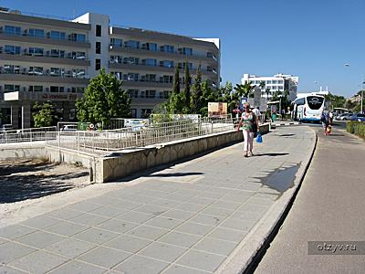 Дорога на пляж Melissi Beach. В этом месте свернуть налево с ул. Леофорос Крию Неру не доходя до отеля Melissi Beach 