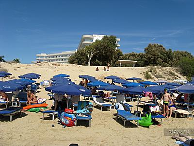 Пляж Melissi Beach находится напротив отеля "Melissi beach hotel 4*" 