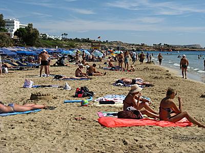 Пляж Melissi Beach. к 14:00 людей становится в 2-3 раза меньше, чем с 10:00 до 12:00.