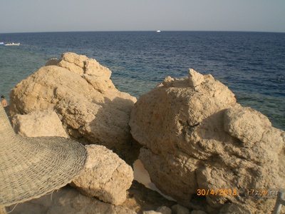 Такие камни-валуны лежали почти на протяжении всей полосы моря.
