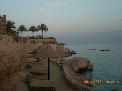 Первое фото на пляже. Вид с первой левой линии пляжа на понтон отеля "Риф Оазис Б. Б.". 