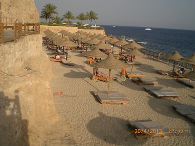 Вид на второй ярус пляжа в сторону отеля "Риф Оазис Блу Бэй".