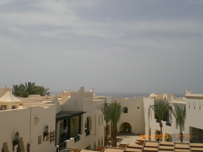 Крыши отеля с видом на море.