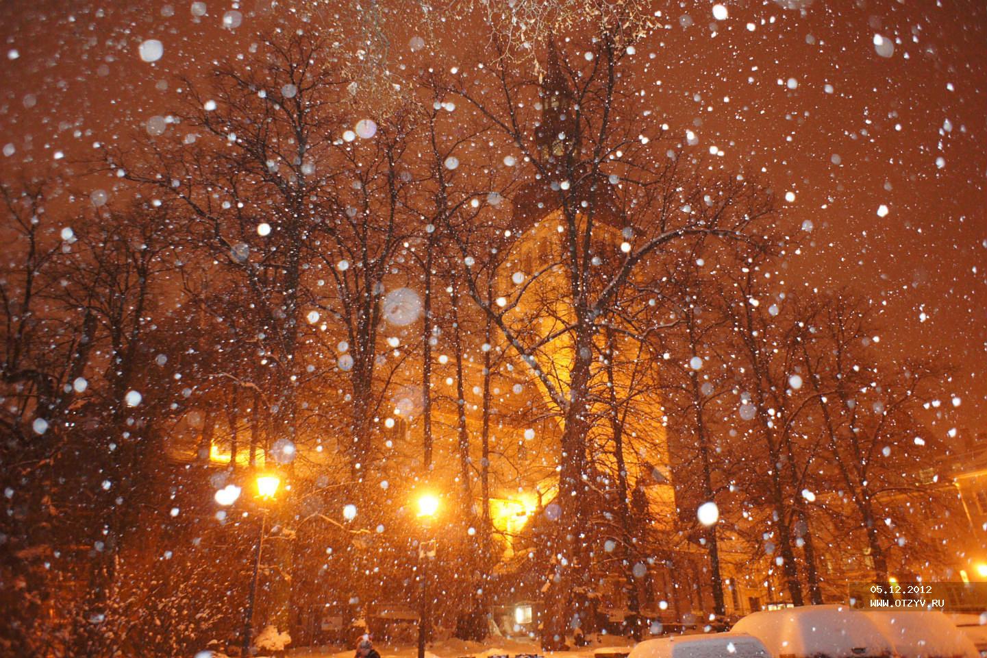 Вечером снежок. Красивый снегопад. Хлопья снега. Ночной снегопад. Зима снегопад.