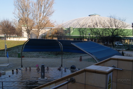 Бассейн на улице и вид на купальню (круглое здание)