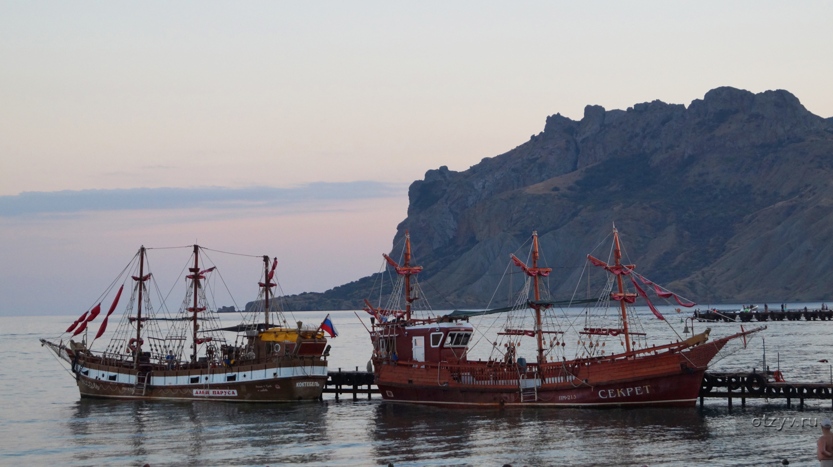 Коктебель морские прогулки. Корабль Пилигрим Коктебель. Корабль секрет Коктебель. Коктебель Алые паруса корабль.