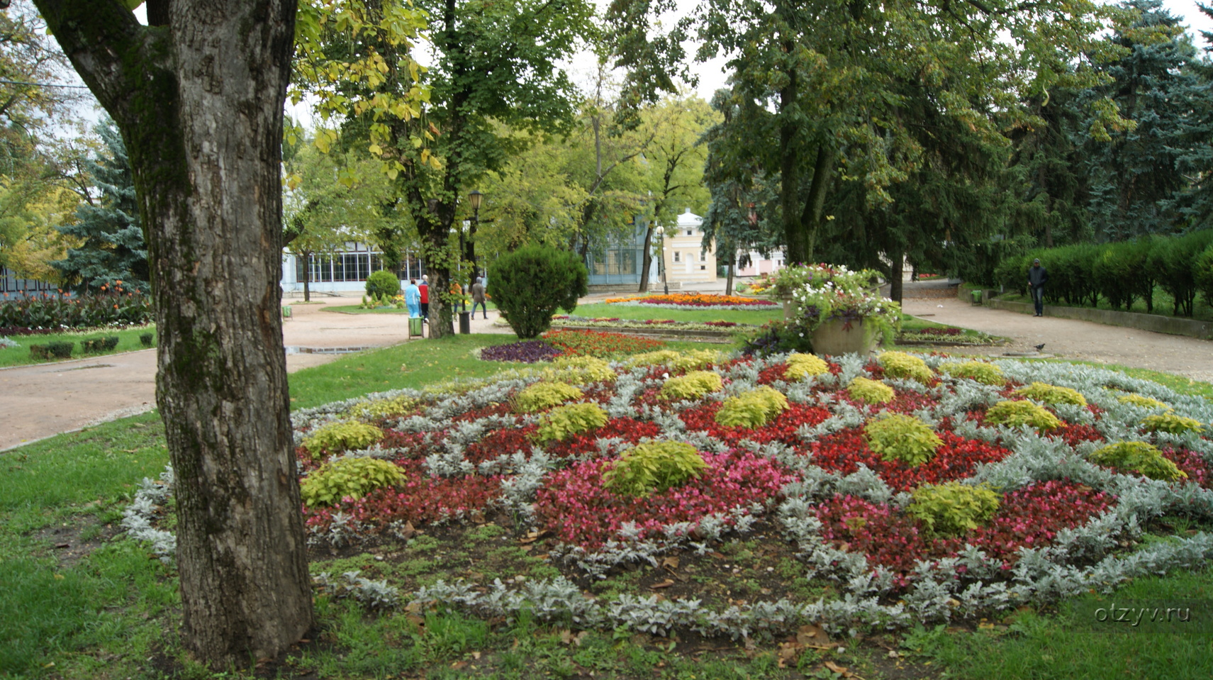 памятник в парке цветник в пятигорске