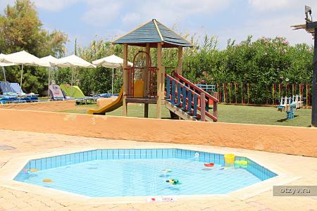 Маленький бассейн и детская площадка