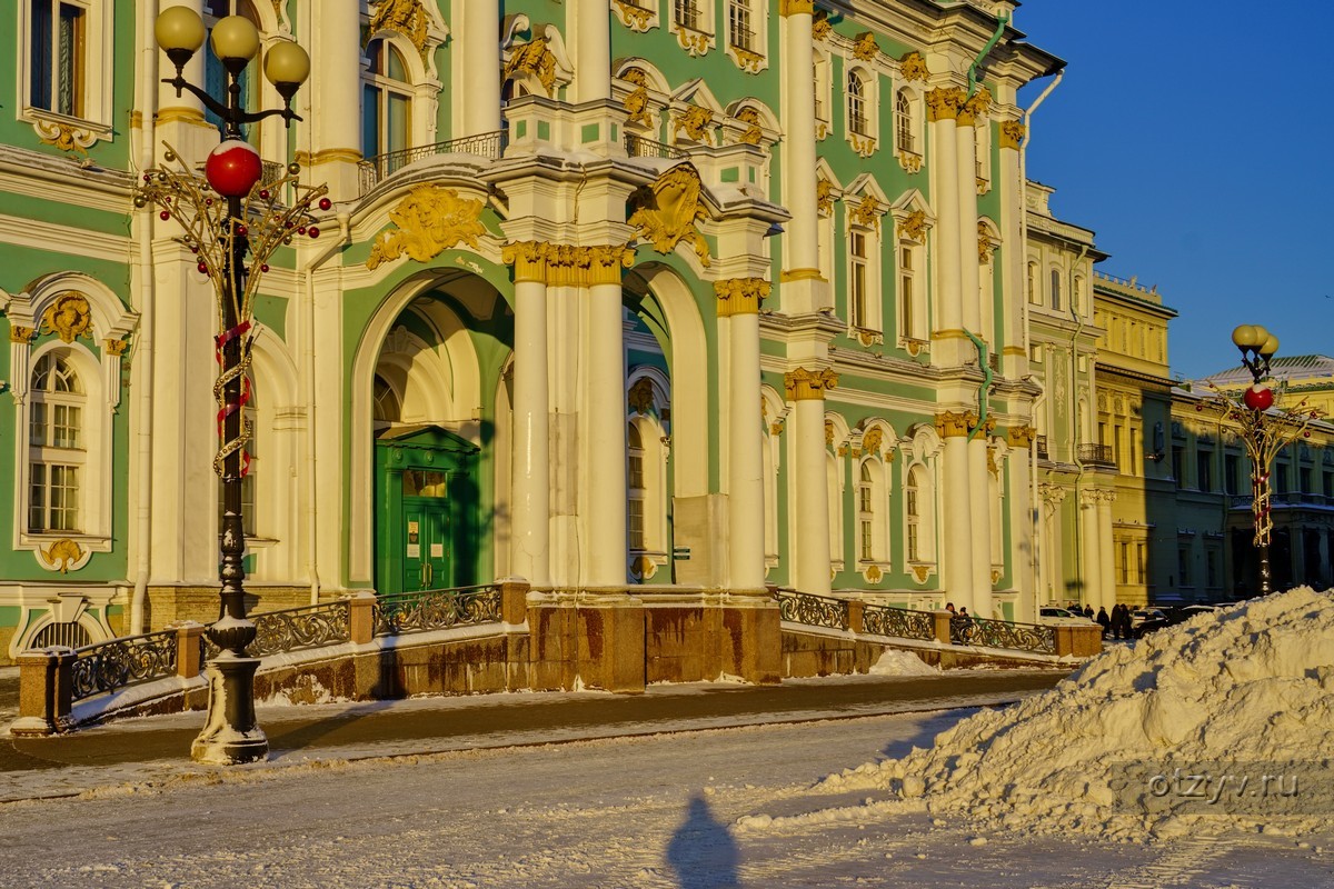 Комендантский подъезд. Зимний дворец туристы. Комендантский подъезд зимнего дворца. Санкт-Петербург 7 января. Экскурсионная путевка в зимний дворец Петра i.