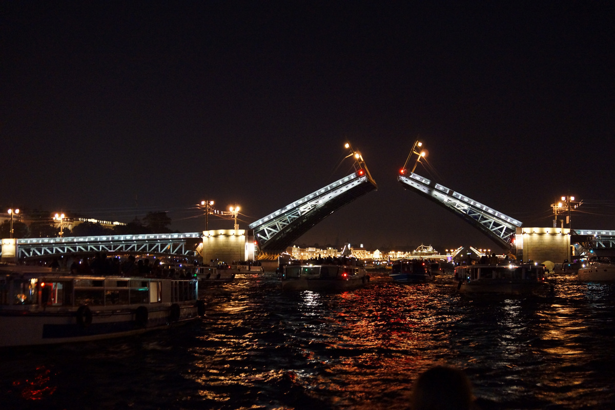 Разведены мосты все спят песни. Праздничный Санкт-Петербург. Разведённые мосты места на 2й палубе. Разведены мосты все спят. Разведены мосты Оренбурге.