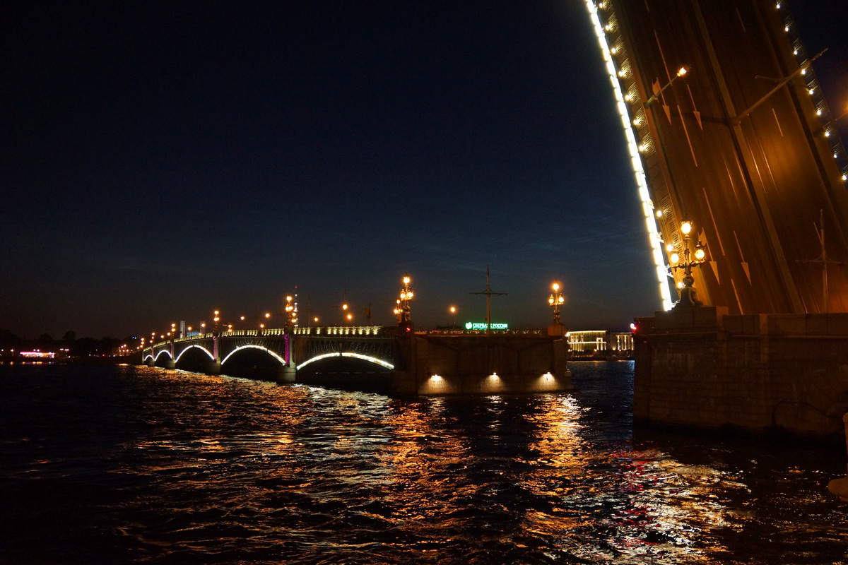 Песни круга разведенные мосты. Разведённые мосты Санкт-Петербурга. Петергофский мост. Ночной мост в Петергофе. Осень ночное разведение мостов.