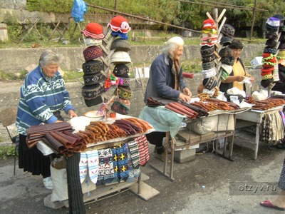 Грузинские женщины продают у дороги разные кавказские деликатесы, а также типичные грузинские сувениры 