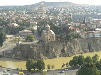 Панорамный вид с крепости Нарикала на Тбилиси и реку Кура
