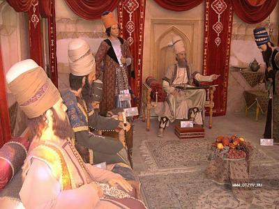Дворец Карим хана открыт для посетителей, и в его залах размещены музейные экспонаты