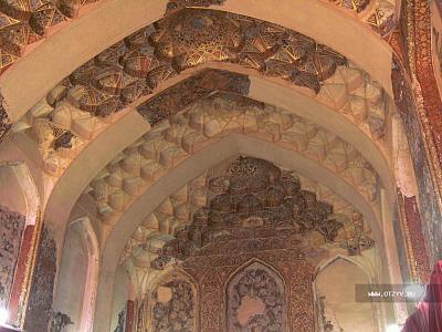 Дворец Карим хана открыт для посетителей, и в его залах размещены музейные экспонаты