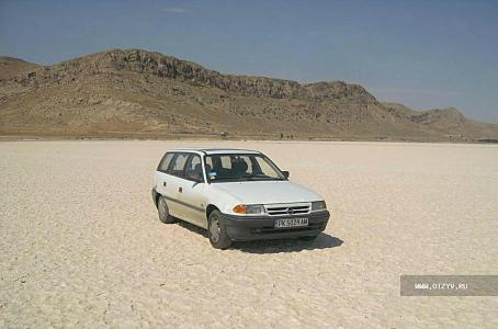 Мой автомобиль на высохших соленых озерах, покрытых большими белыми кристаллами соли