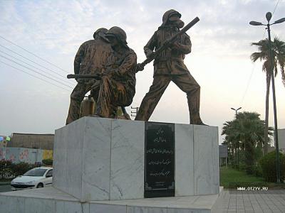Памятник пожарным в Бандар-Аббасе 
