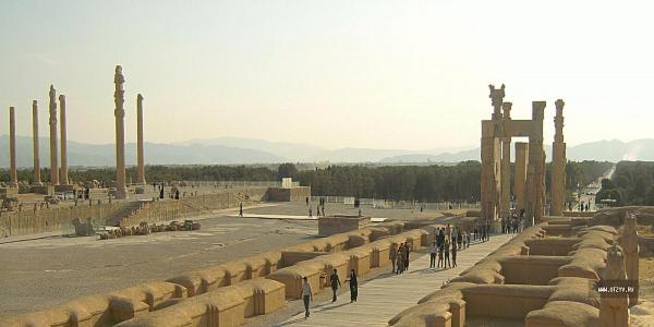 Общий вид:   а) слева - дворец Ападана;   б) справа - Ворота всех народов