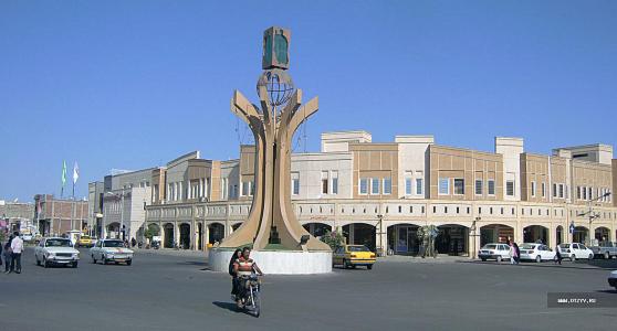 Центральная площадь имени Имама Хомейни была построена снова после землетрясения 2003 года 