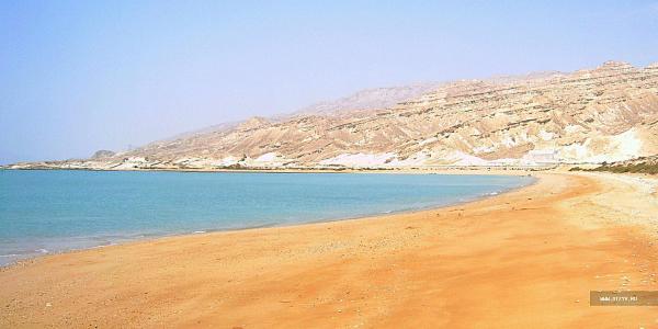 Пустынный пляж, где я впервые искупался и поплавал в Персидском заливе 