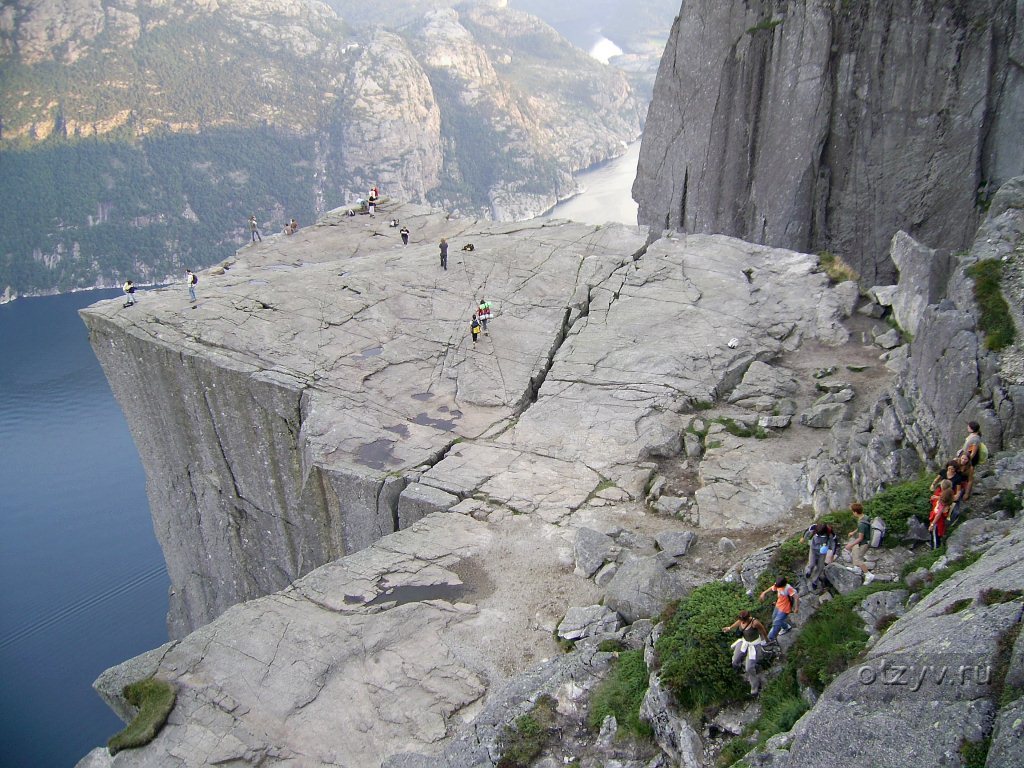 Отвесные обрывы скал. Прекестулен Норвегия. Гигантский Утес Прекестулен. Норвегия плато Прекестулен. Прекестулен — гигантский каменный утёс..
