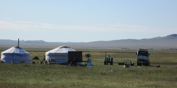 Две юрты богатых скотоводов, имеющих грузовик, мотоцикл, трактор и электроснабжение от солнечных батарей, Восточная Монголия