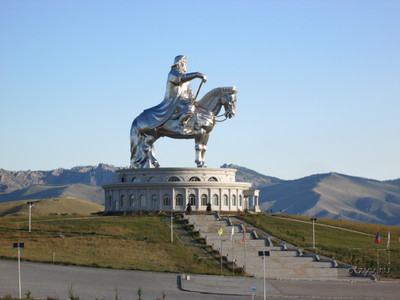 Памятник Чингисхану высотой 40 м. Одноименный мемориальный комплекс  находится примерно в 50 километрах к востоку от столицы Улан-Батор 