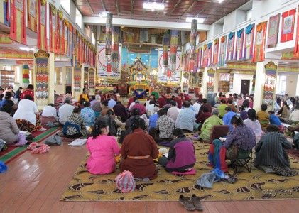Буддийские паломники в монастыре Гандан в столице Улан-Батор