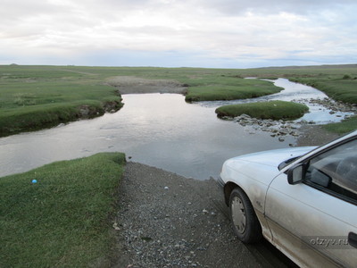 На своем „Опеле” пересекаю небольшую речку в Монголии
