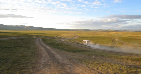 Многополосная "магистраль" в центральной части Монголии