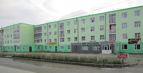 Многоквартирные дома в городе Алтай рано утром