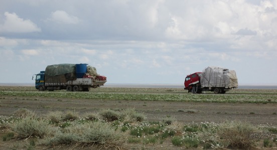 В Монголии грузовики были загружены различными товарами, кузовы максимально забиты 