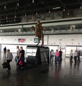 памятник Александру Великому в аэропорту Скопье