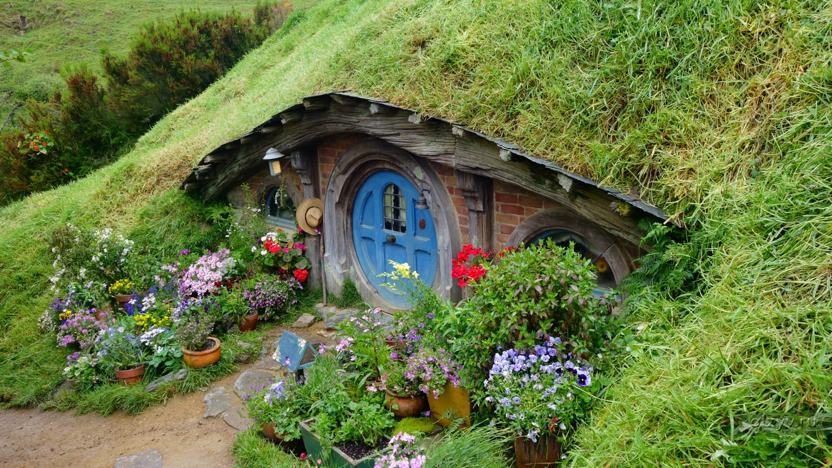 Дом сэма. Полузаглубленный домик Хоббита. Полузаглубленный погреб. Hobbit House детский домик. Полузаглубленный погреб фото.