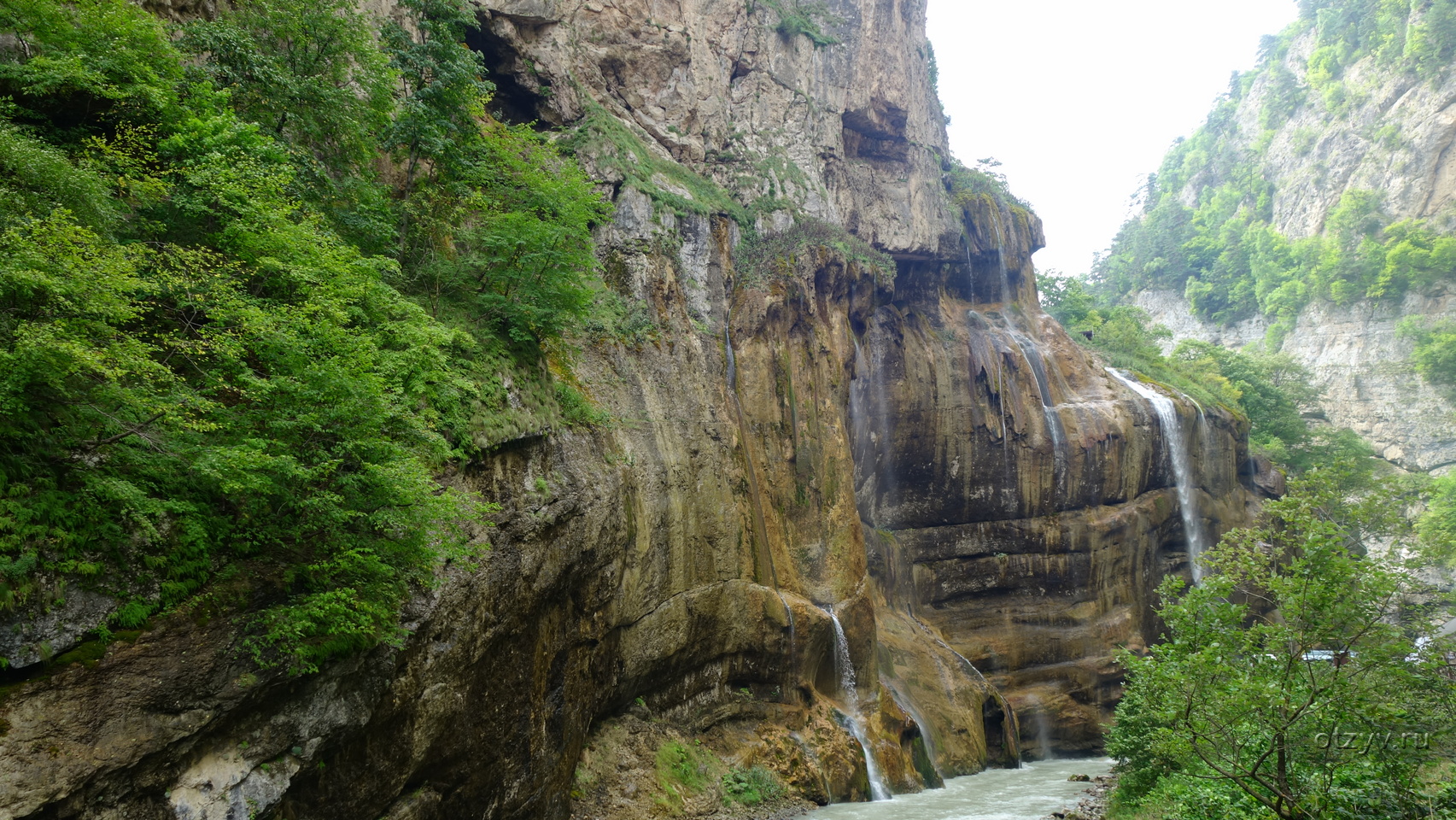 Реки минеральных вод. Кабардино Балкария каньон Чегем. Ущелье Чегем. Чегемское ущелье и водопады. Чегемское водопады ущелье Чегемская теснина.