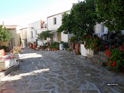 Территория напоминает критскую деревушку.