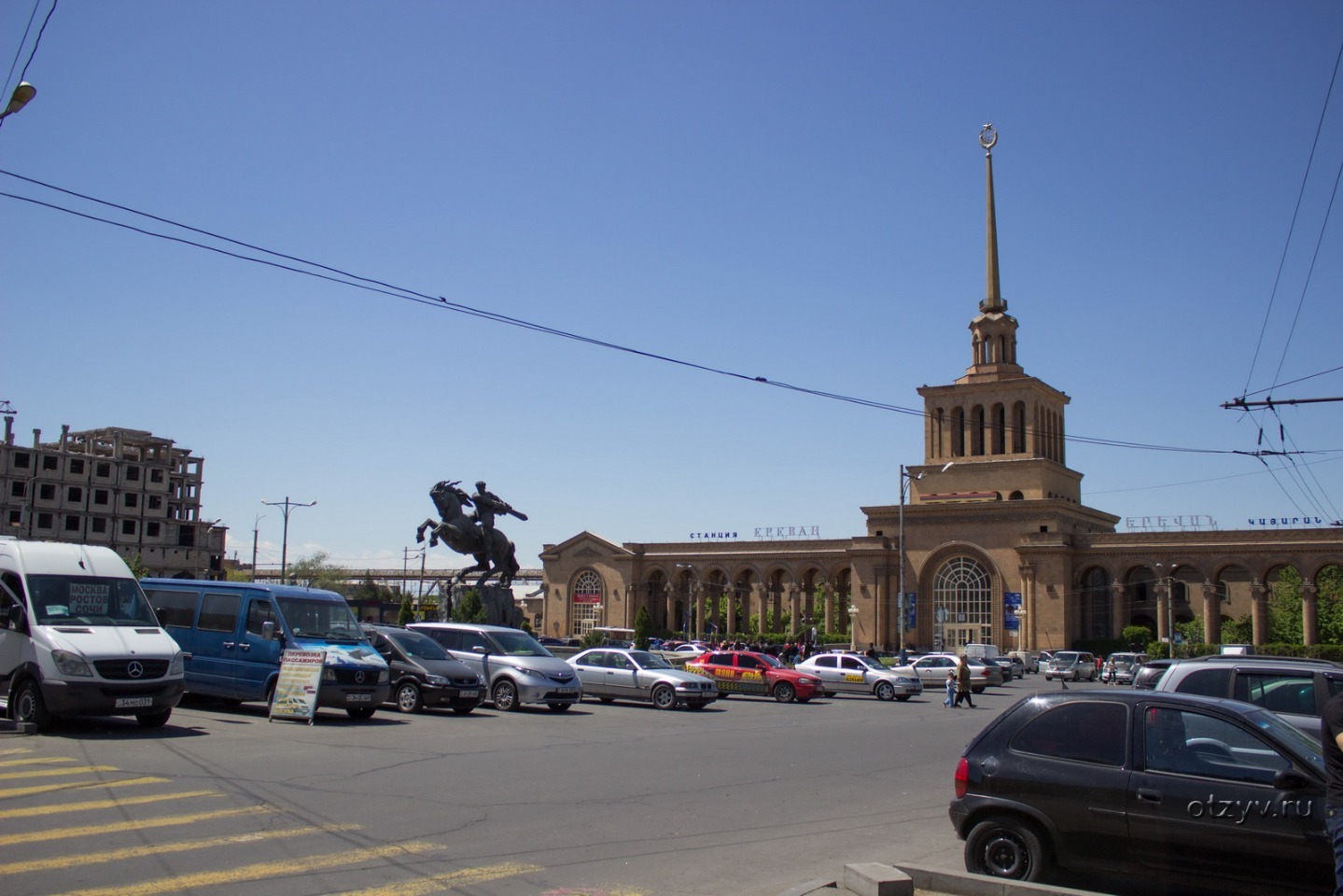 Ереван вокзал. Северный вокзал Ереван. Вид на Арарат и памятник Давиду с площади вокзала в Ереване. ЖД вокзал Ереван. Вокзал Ереван старый.