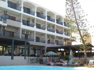 Вид отеля от бассейна. Orion 4*, Аделианос Кампос, пригород Ретимно.