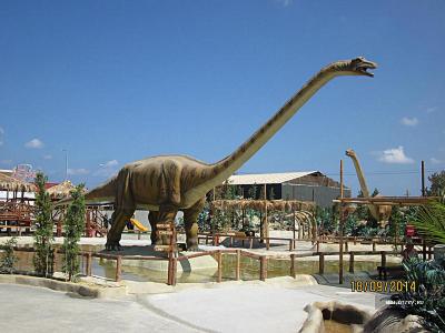 Динозавры в реальную величину. Присутствуют разные развлекаловки для детей еще