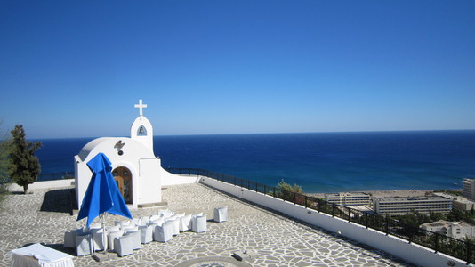 Церквушка и вид на Средиземное море