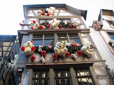 Дом,украшенный мишками в старом городе