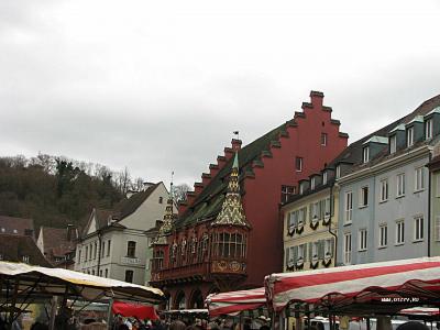 Красное здание на соборной площади бывший торговый дом,сейчас там музей истории Фрайбурга